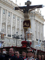 El Cristo de los Alabarderos tras su salida del Palacio Real (Foto: HF)